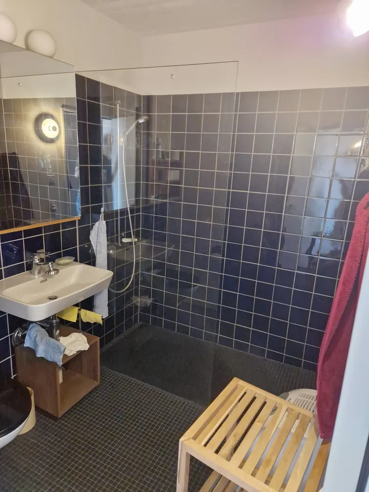 Grosse, moderne 2.5er mit Kühlung