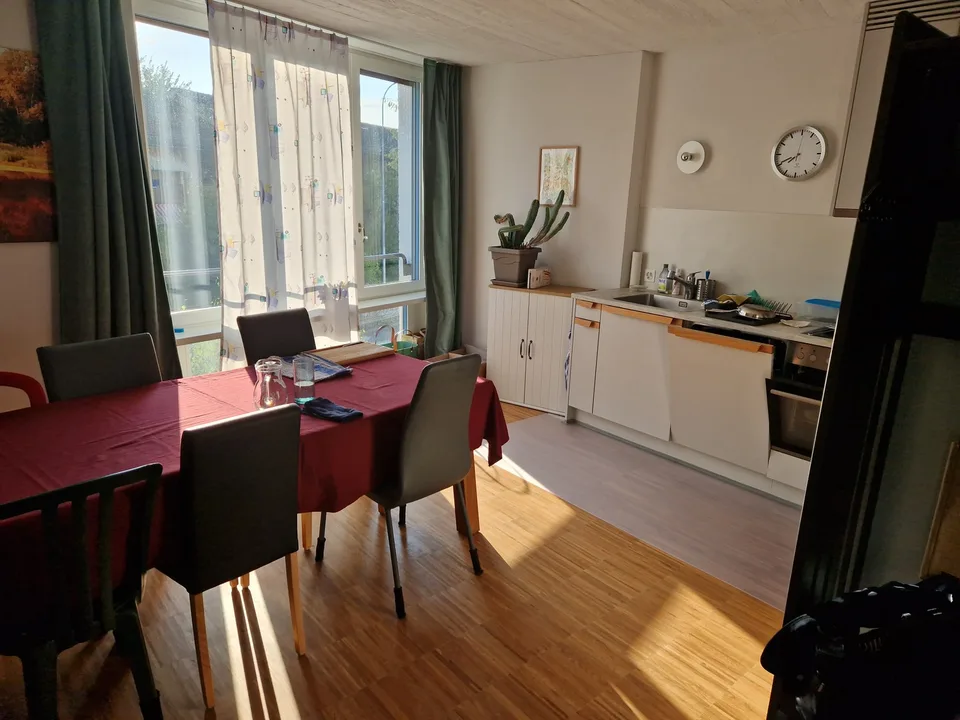 Grosse, moderne 2.5er mit Kühlung
