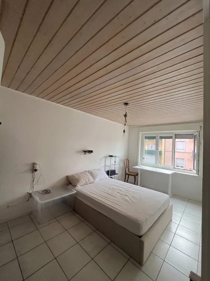 Bright room in a 3.5-room shared apartment in Zurich (Kreis 4)