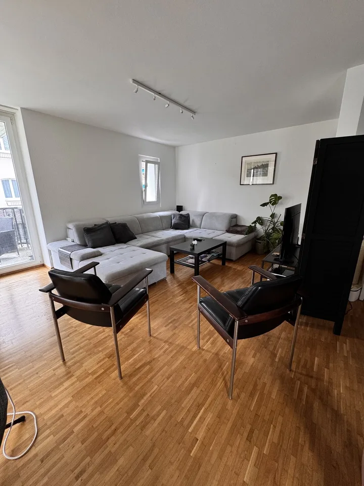 Helles Zimmer in grosszügiger 3er-WG – 106 m², grosser Balkon & top angebunden