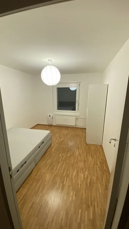 Helles Zimmer in grosszügiger 3er-WG – 106 m², grosser Balkon & top angebunden