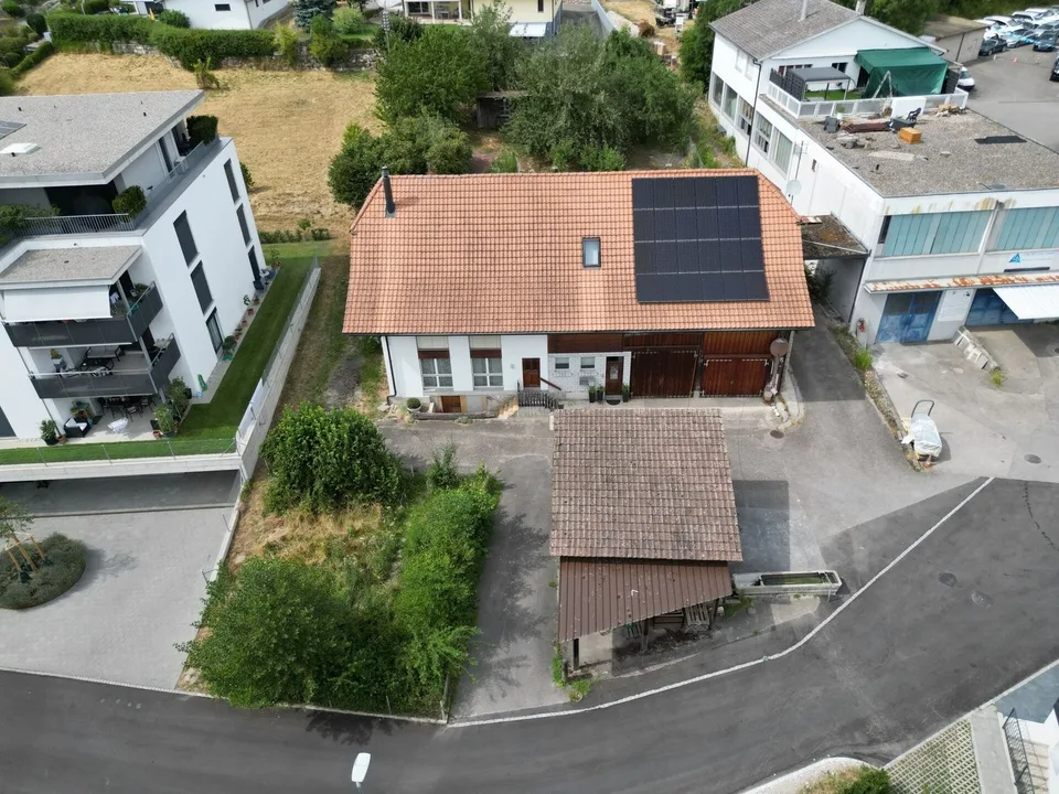 Mehrfamilienhaus mit Bauland an attraktiver Lage