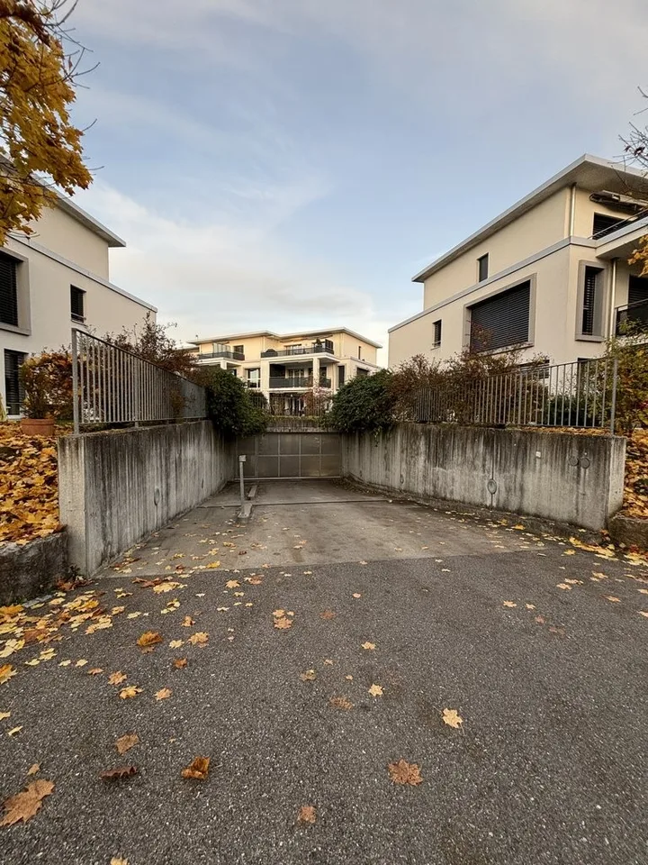 Tiefgaragenplatz in Studen