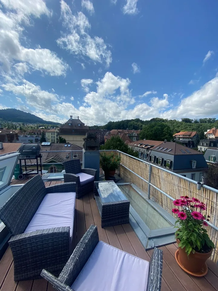 Helles WG-Zimmer mit Dachterasse