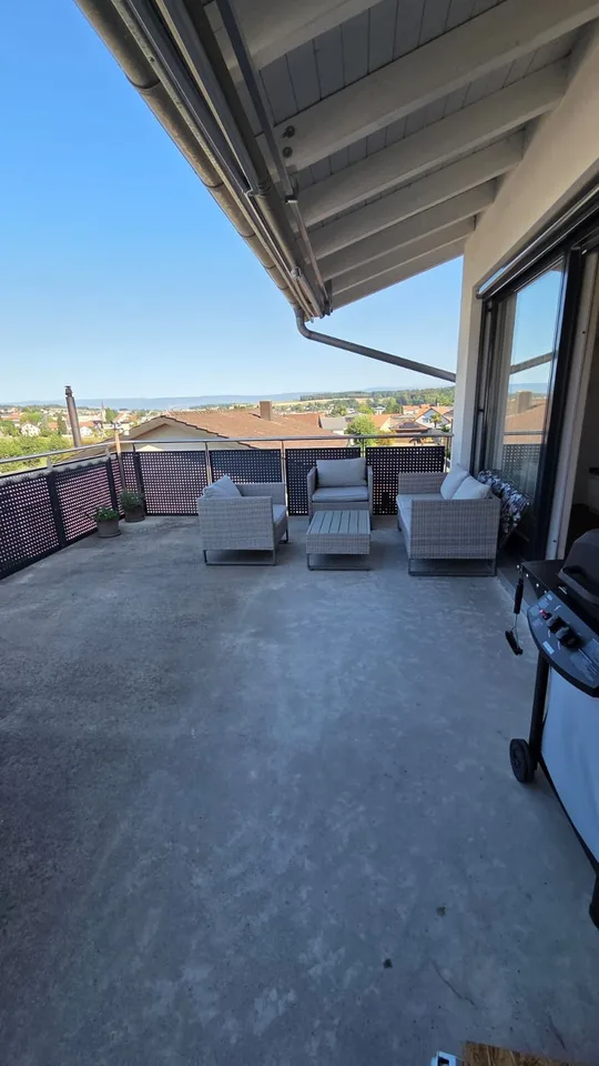 Grosse 4.5-Zimmer-Dachwohnung mit Terrasse in Gurmels