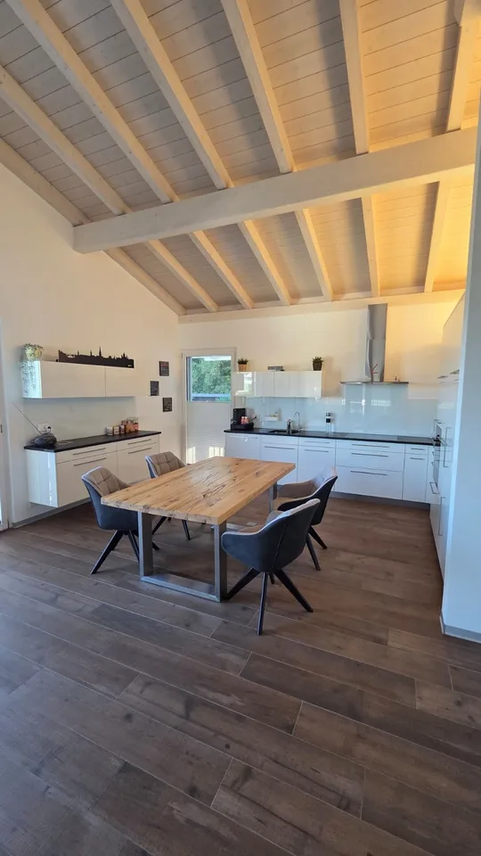Grosse 4.5-Zimmer-Dachwohnung mit Terrasse in Gurmels