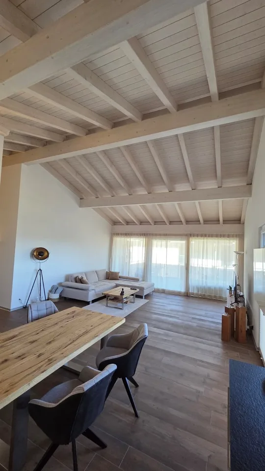 Grosse 4.5-Zimmer-Dachwohnung mit Terrasse in Gurmels