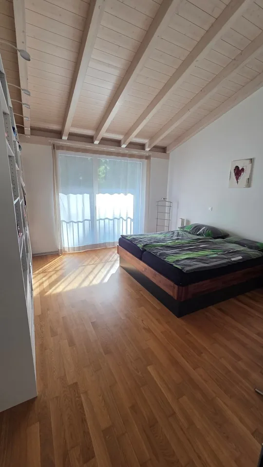 Grosse 4.5-Zimmer-Dachwohnung mit Terrasse in Gurmels