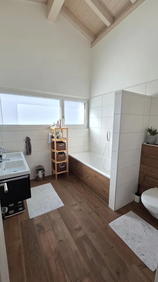 Grosse 4.5-Zimmer-Dachwohnung mit Terrasse in Gurmels