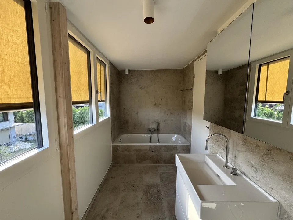 Newly built, first-occupancy 2.5-room attic apartment in Muttenz