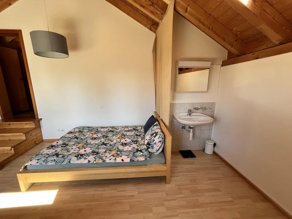Grosses Dachzimmer / Spacious Attic Room