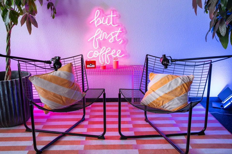 Co-Working Plätze & eigenes Büro zu vermieten (mit Podcast / Video Studio zur Mitbenützung)
