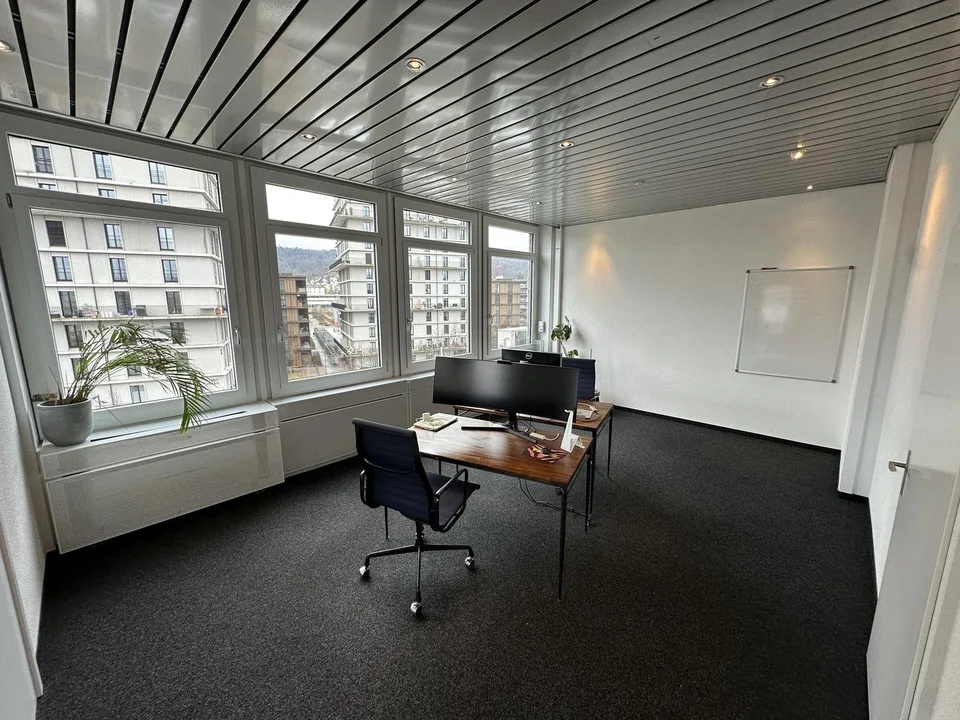 Co-Working Plätze & eigenes Büro zu vermieten (mit Podcast / Video Studio zur Mitbenützung)