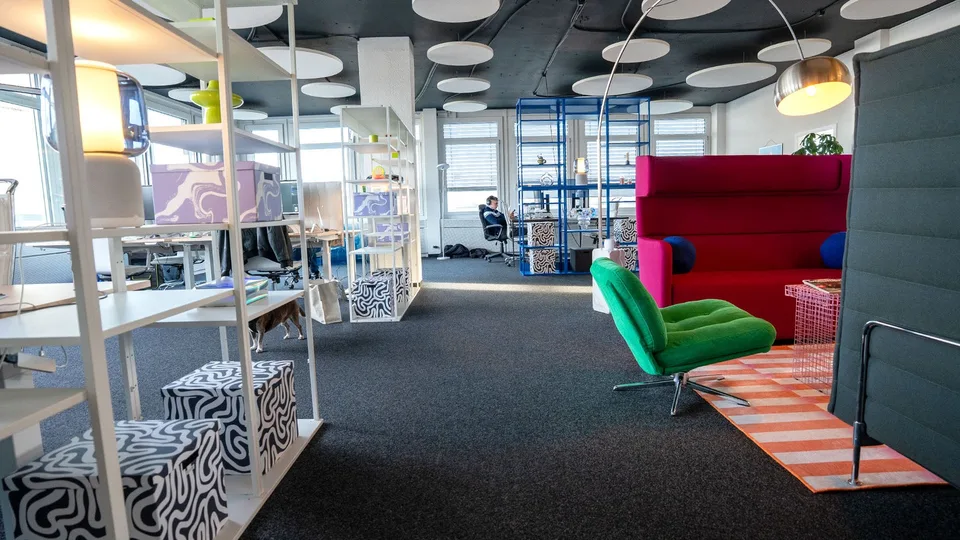Co-Working Plätze & eigenes Büro zu vermieten (mit Podcast / Video Studio zur Mitbenützung)
