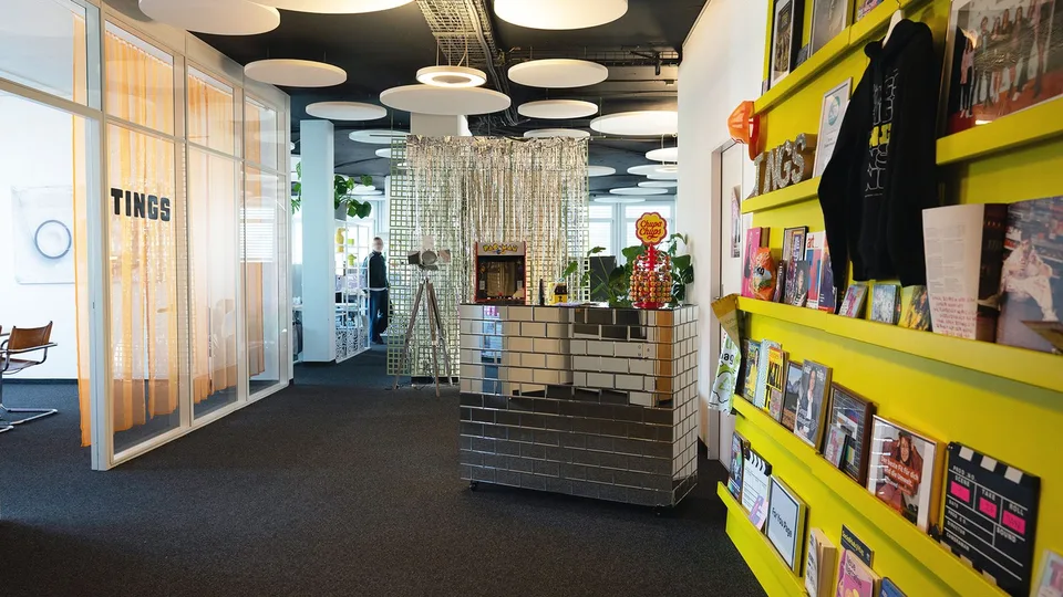 Co-Working Plätze & eigenes Büro zu vermieten (mit Podcast / Video Studio zur Mitbenützung)