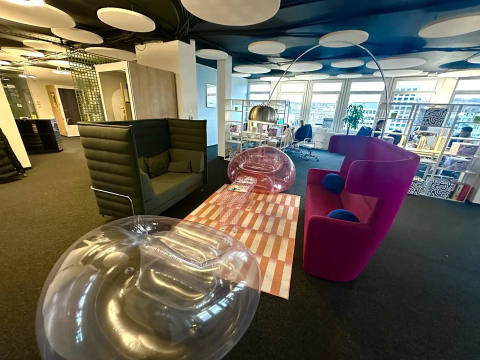 Co-Working Plätze & eigenes Büro zu vermieten (mit Podcast / Video Studio zur Mitbenützung)
