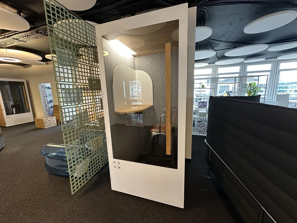 Co-Working Plätze & eigenes Büro zu vermieten (mit Podcast / Video Studio zur Mitbenützung)