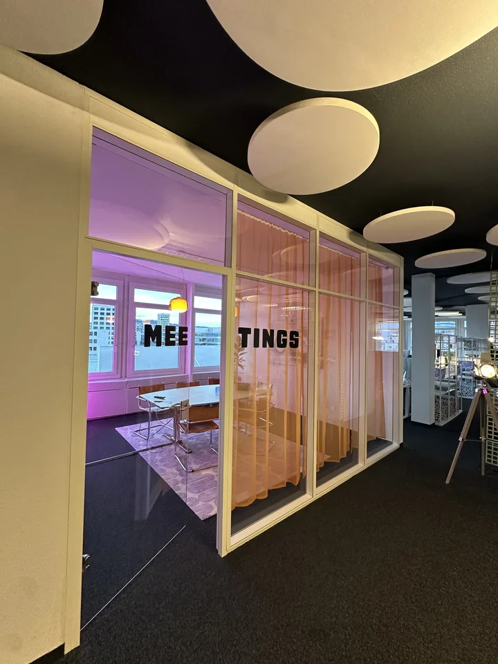 Co-Working Plätze & eigenes Büro zu vermieten (mit Podcast / Video Studio zur Mitbenützung)