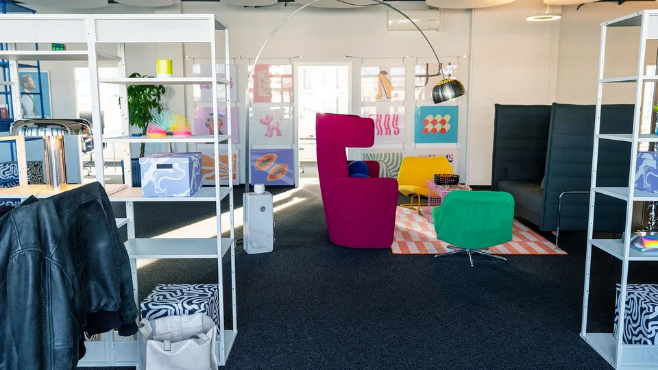Co-Working Plätze & eigenes Büro zu vermieten (mit Podcast / Video Studio zur Mitbenützung)