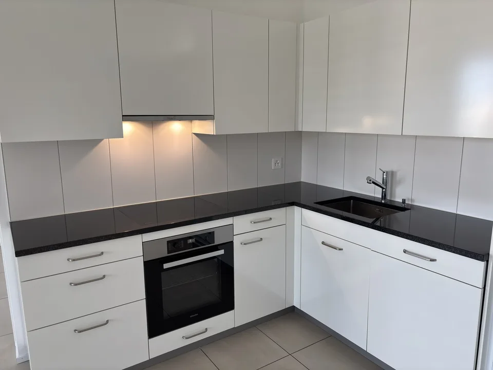 Appartement moderne 2.5 pièces, centre ville, tout équipé, 66m², balcon