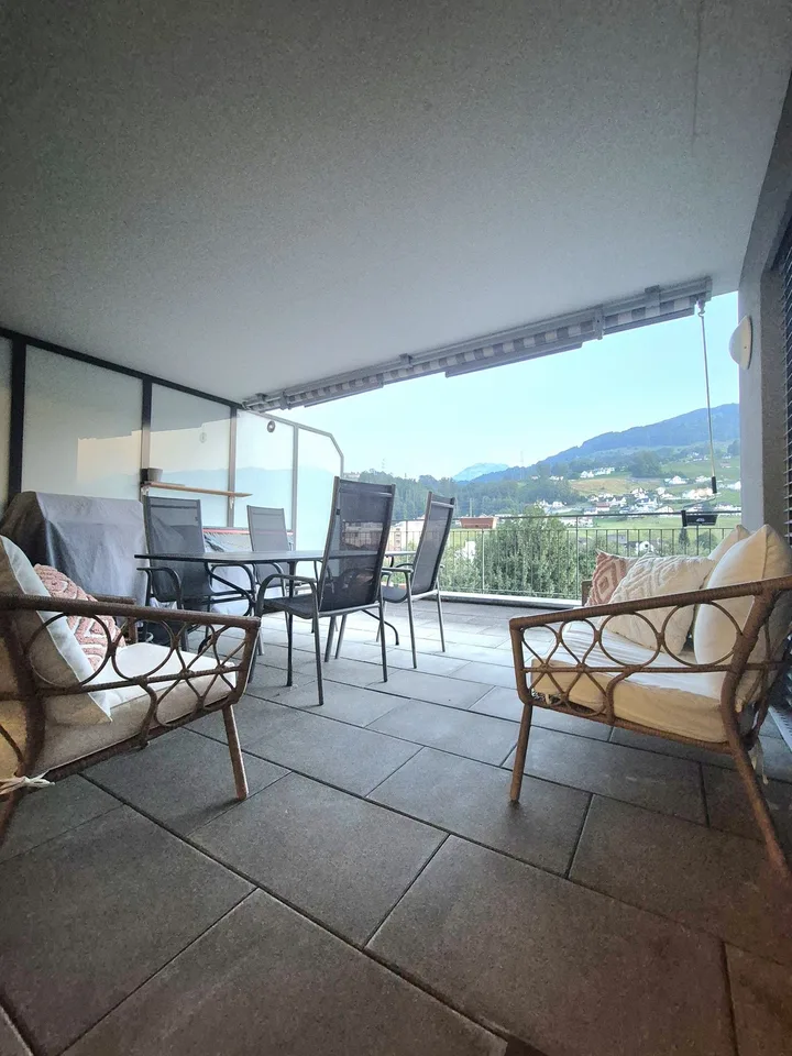 Grosszügige 3.5-Zimmerwohnung mit Balkon und Blick ins Grüne