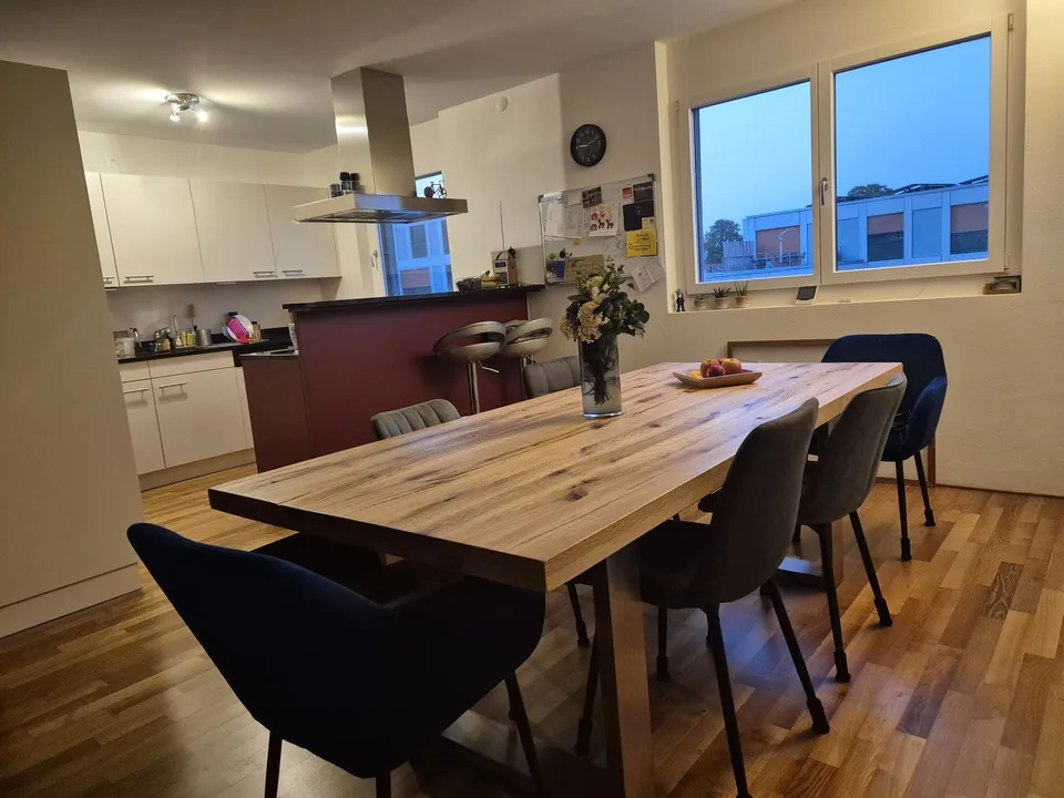 Grosszügige 3.5-Zimmerwohnung mit Balkon und Blick ins Grüne