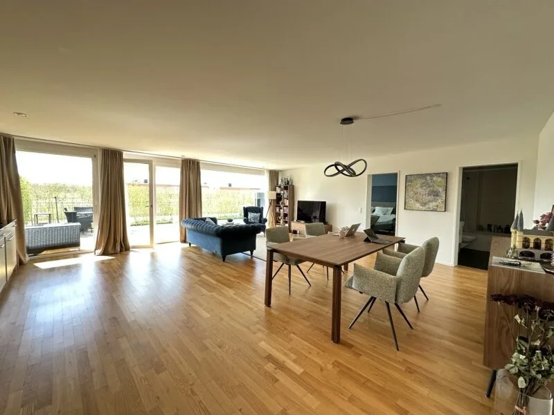 Möblierte 2.5-Zimmer-Wohnung & grosser Terrasse (Untermiete Apr-Sep)