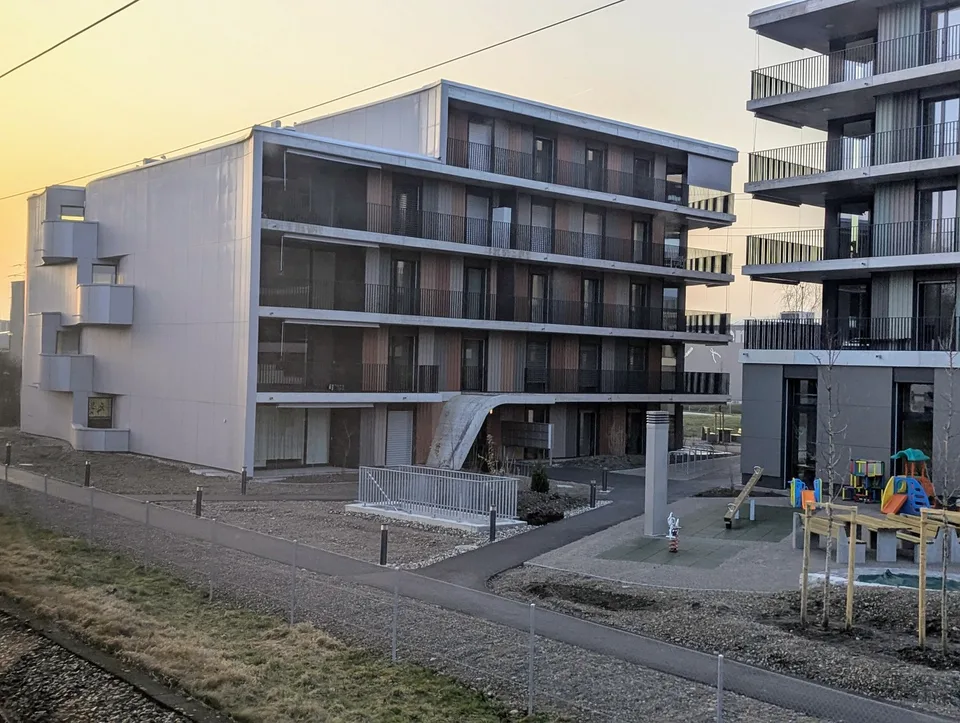 Erstbezug direkt am Bahnhof Buchs ZH  Modernstes Wohnen mit Glasfaser, LAN-Verkabelung und E-Mobility-Option.