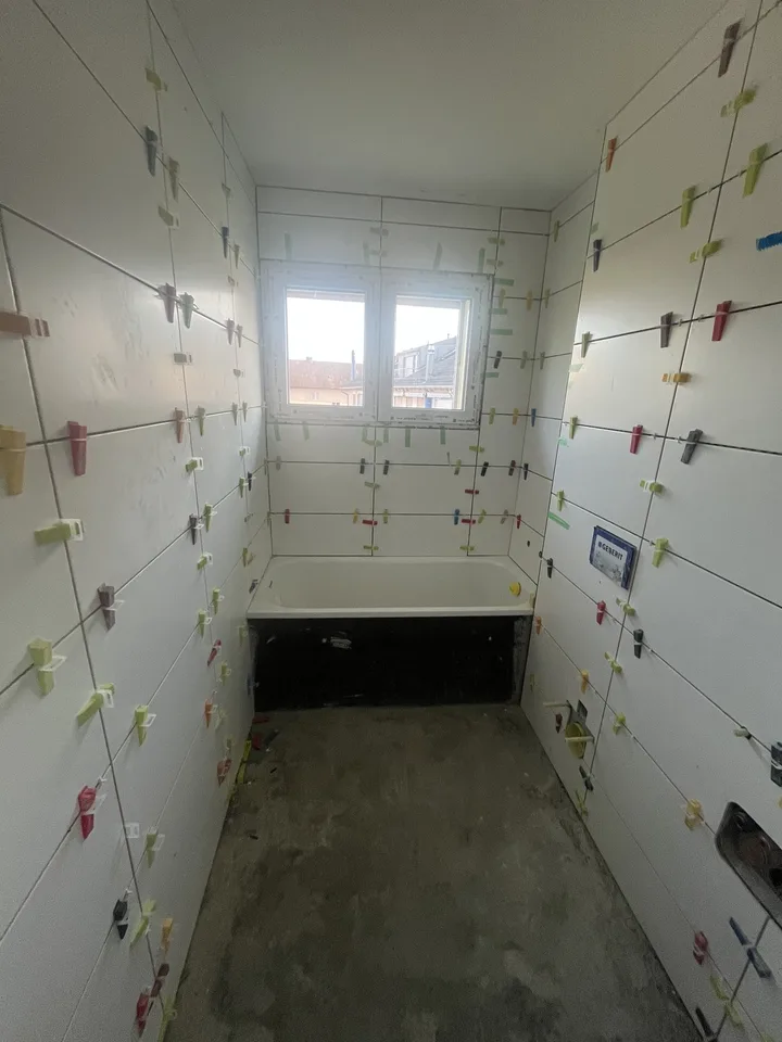 Erstvermietung einer frisch renovierten 2.5-Zimmer-Wohnung mit modernem Ausbau