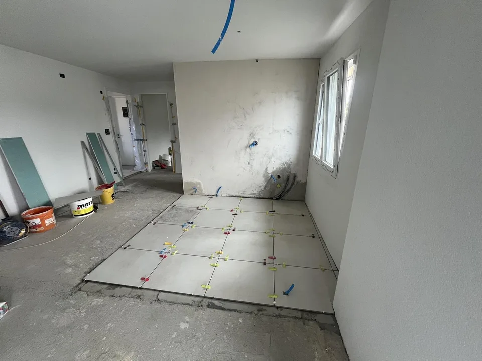 Erstvermietung einer frisch renovierten 2.5-Zimmer-Wohnung mit modernem Ausbau