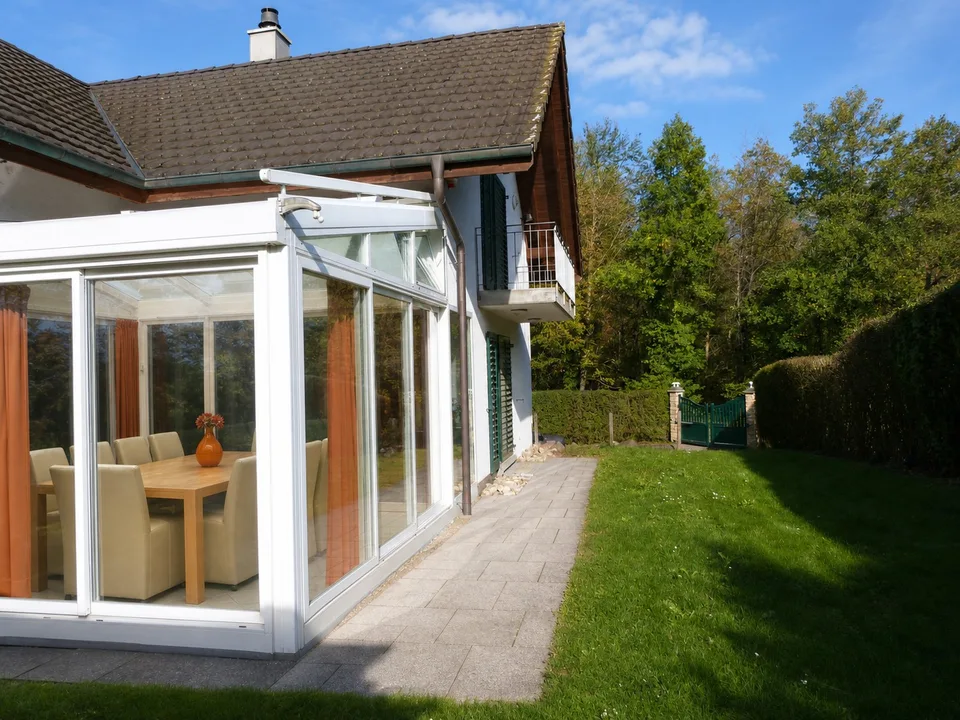 Möbliertes 6.5-Zimmer-Einfamilienhaus mit grossem Garten in Zweidlen