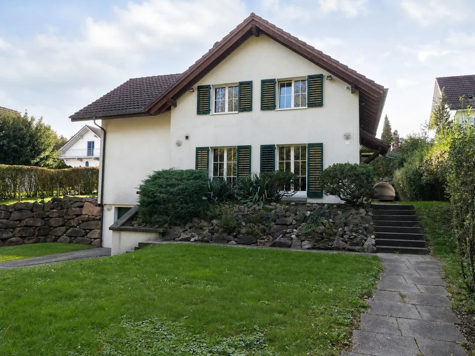 Möbliertes 6.5-Zimmer-Einfamilienhaus mit grossem Garten in Zweidlen