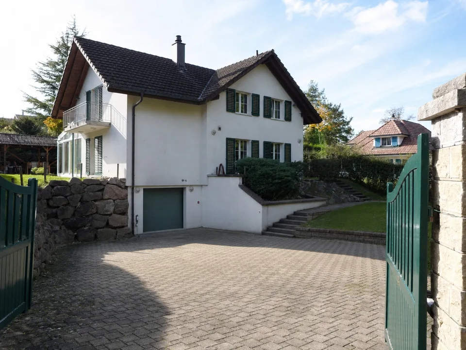 Möbliertes 6.5-Zimmer-Einfamilienhaus mit grossem Garten in Zweidlen