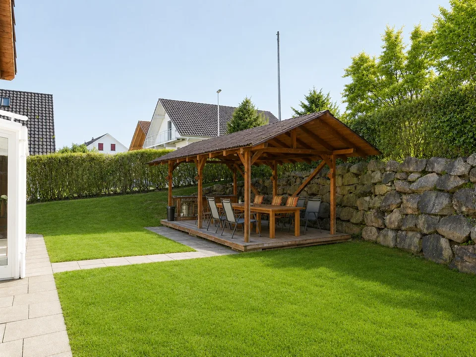 Möbliertes 6.5-Zimmer-Einfamilienhaus mit grossem Garten in Zweidlen