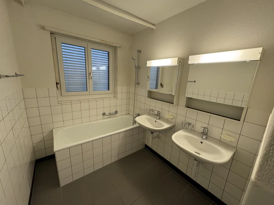 Fully furnished room in Zurich city with all bills included + cleaning
