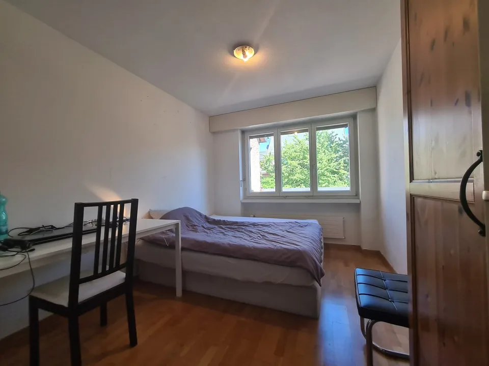 Helles WG-Zimmer in Zürich Kreis 11 mit guter Verkehrsanbindung