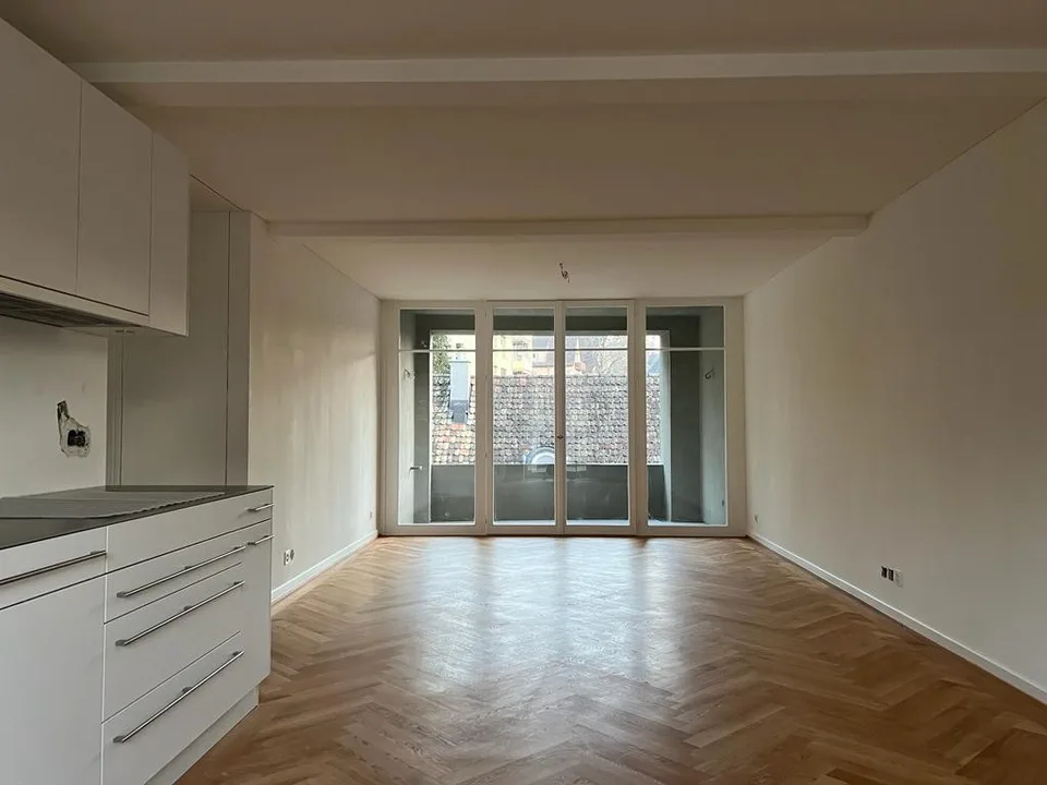 An äusserst attraktiver Wohnlage im Zürcher Enge-Quartier, in unmittelbarer Nähe zum Rieterpark und zum See, vermieten wir eine aufwendig sanierte, elegante und ruhige Stadtwohnung.
