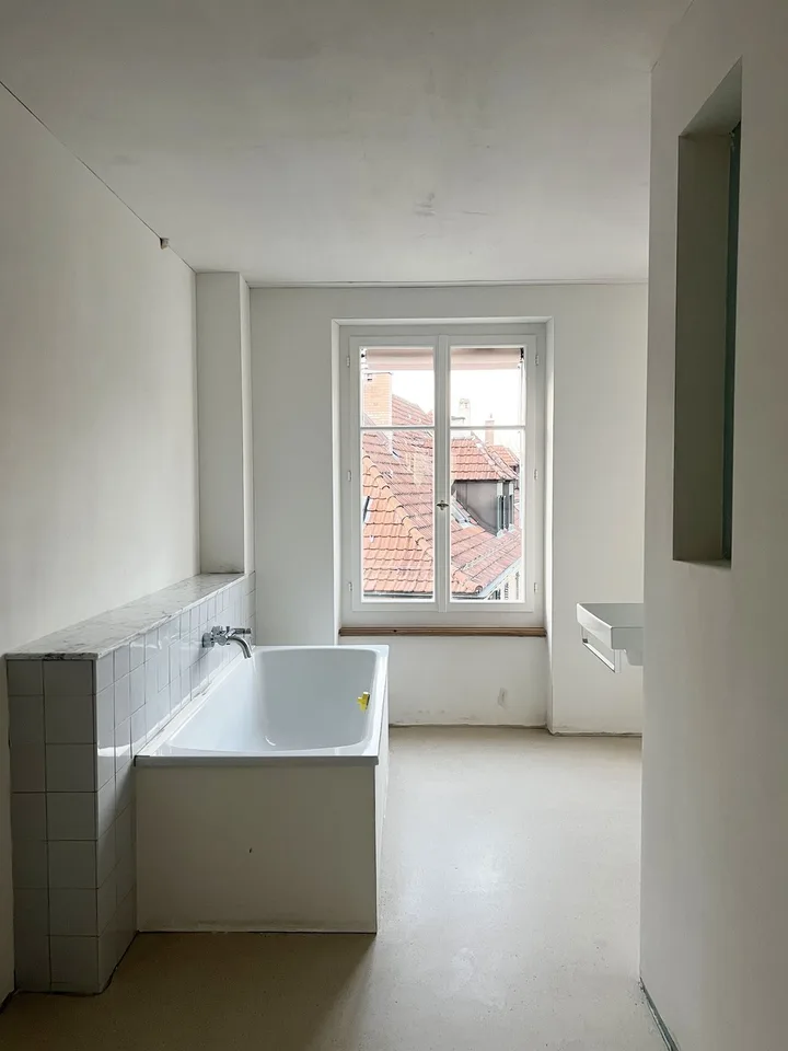 An äusserst attraktiver Wohnlage im Zürcher Enge-Quartier, in unmittelbarer Nähe zum Rieterpark und zum See, vermieten wir eine aufwendig sanierte, elegante und ruhige Stadtwohnung.