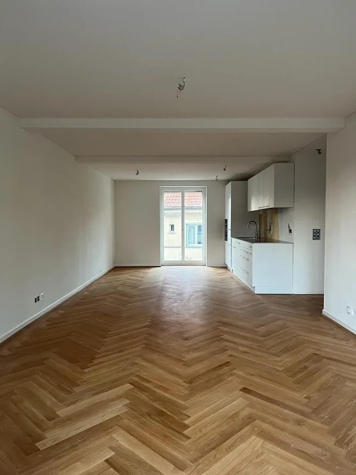 An äusserst attraktiver Wohnlage im Zürcher Enge-Quartier, in unmittelbarer Nähe zum Rieterpark und zum See, vermieten wir eine aufwendig sanierte, elegante und ruhige Stadtwohnung.