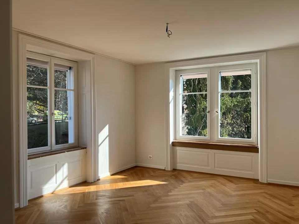 An äusserst attraktiver Wohnlage im Zürcher Enge-Quartier, in unmittelbarer Nähe zum Rieterpark und zum See, vermieten wir eine aufwendig sanierte, elegante und ruhige Stadtwohnung.