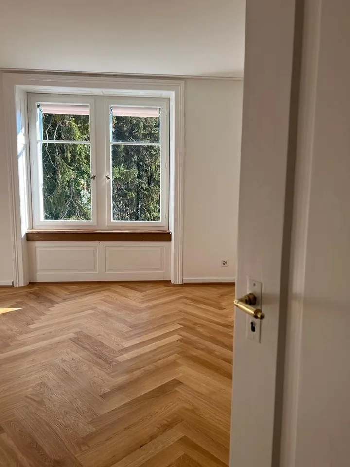 An äusserst attraktiver Wohnlage im Zürcher Enge-Quartier, in unmittelbarer Nähe zum Rieterpark und zum See, vermieten wir eine aufwendig sanierte, elegante und ruhige Stadtwohnung.