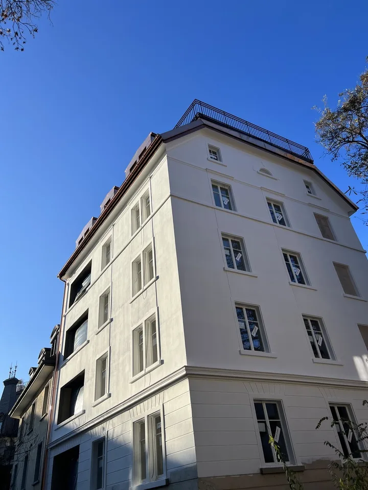 An äusserst attraktiver Wohnlage im Zürcher Enge-Quartier, in unmittelbarer Nähe zum Rieterpark und zum See, vermieten wir eine aufwendig sanierte, elegante und ruhige Stadtwohnung.