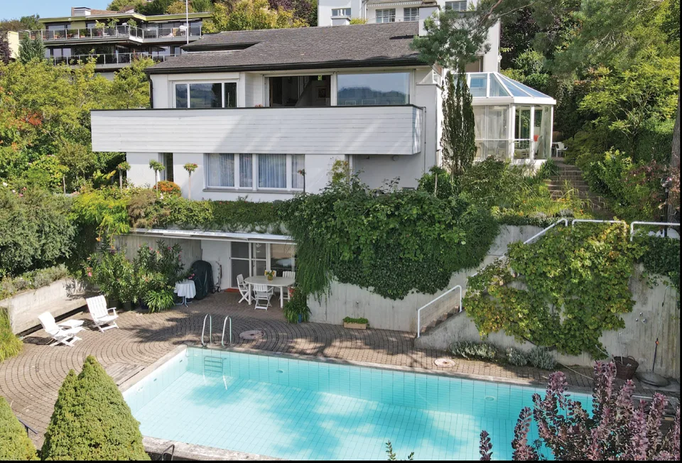 8.5-Zimmer-Familienhaus mit Pool und Panoramasicht