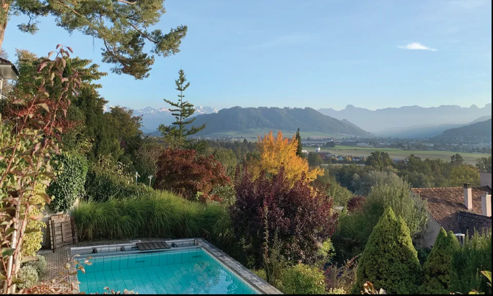8.5-Zimmer-Familienhaus mit Pool und Panoramasicht