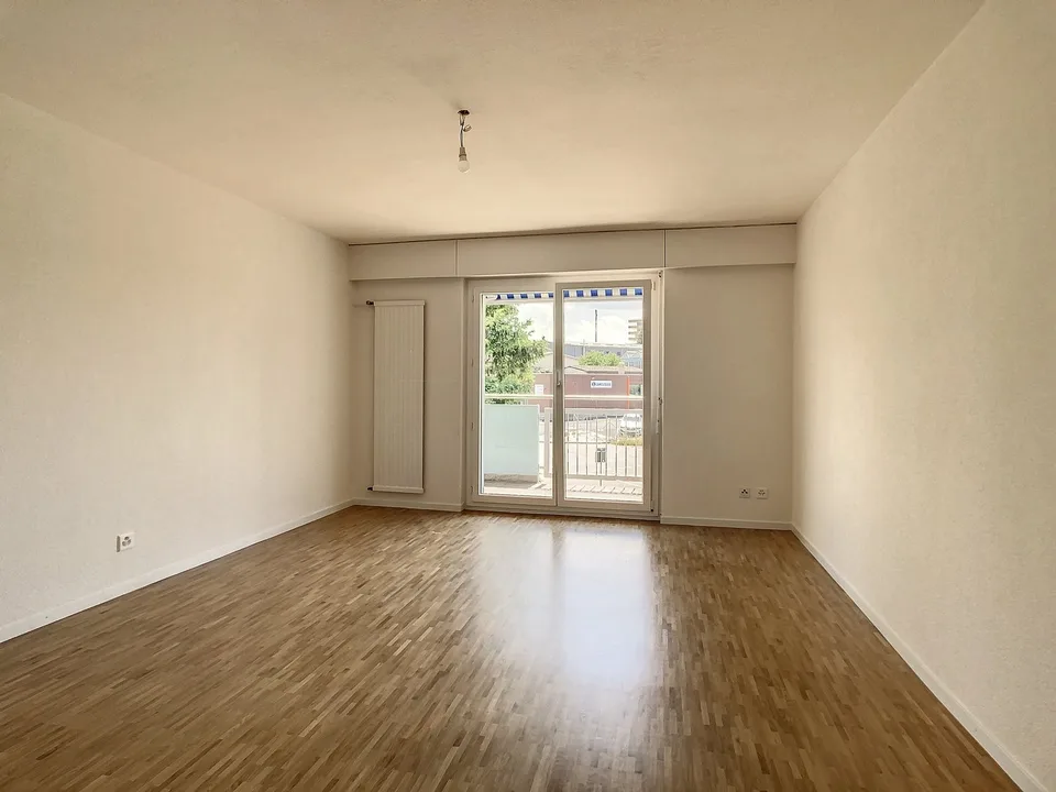 JOLI STUDIO AVEC BALCON ET ENTIEREMENT RENOVE