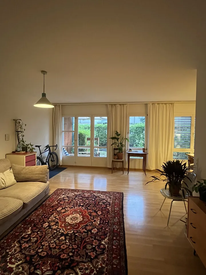Ruhige 2.5-Zimmer-Erdgeschosswohnung mit privatem Sitzplatz und Garten – befristet im September
