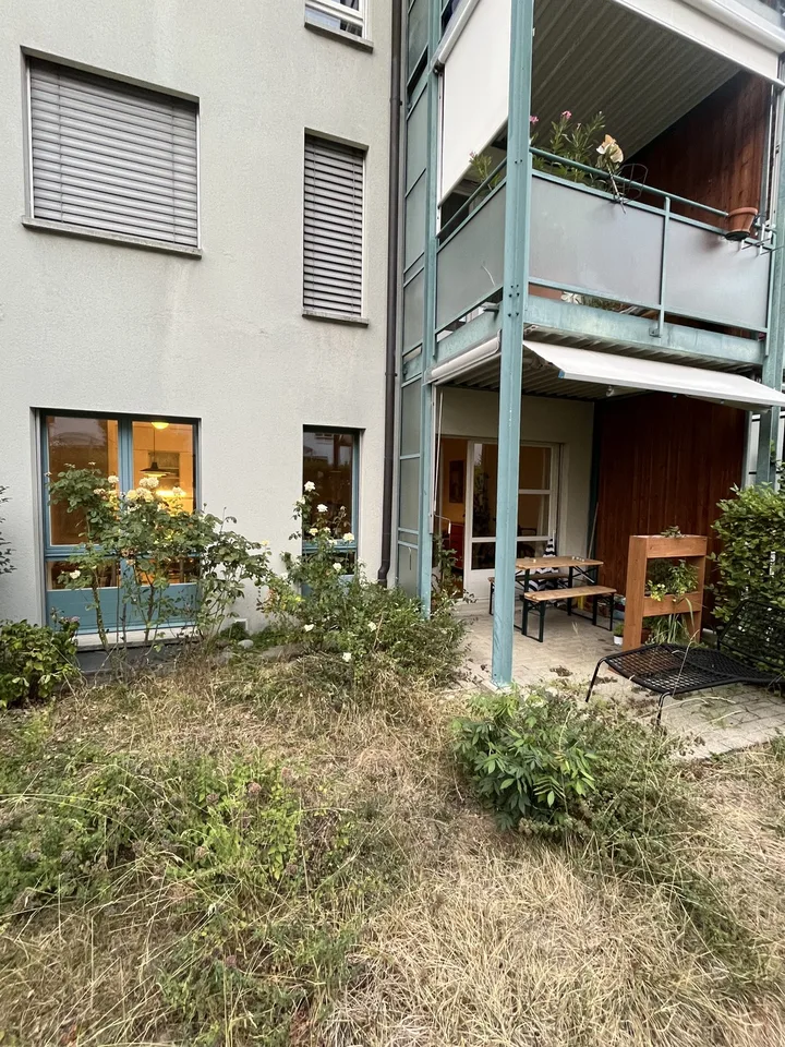 Ruhige 2.5-Zimmer-Erdgeschosswohnung mit privatem Sitzplatz und Garten – befristet im September