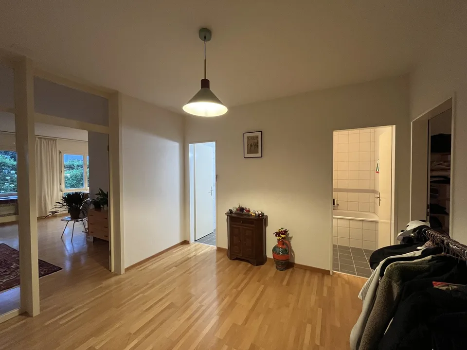 Ruhige 2.5-Zimmer-Erdgeschosswohnung mit privatem Sitzplatz und Garten – befristet im September