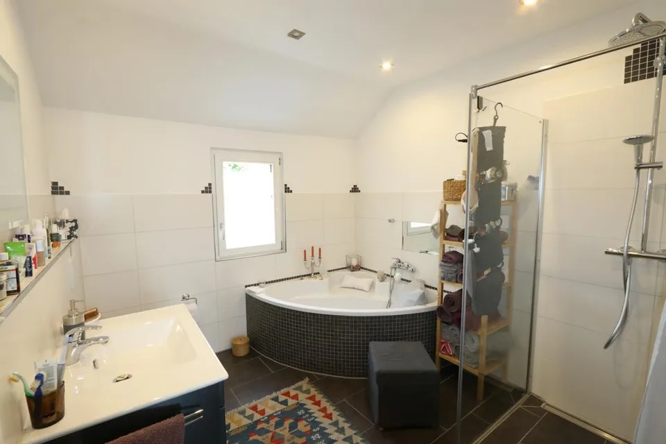 Grosszügige 3.5 Zimmer-Wohnung mit Terrasse zu vermieten