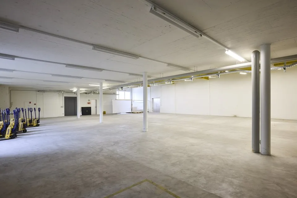 Viel Platz für Ihre Geschäftsidee - grosse Gewerbehalle zu vermieten